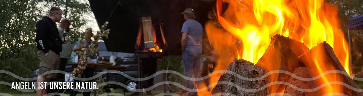 Personen stehen hinter einem Campfeuer