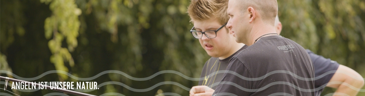 Zwei Personen angeln