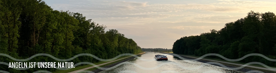 Ein Binnenschiff auf einem Kanal