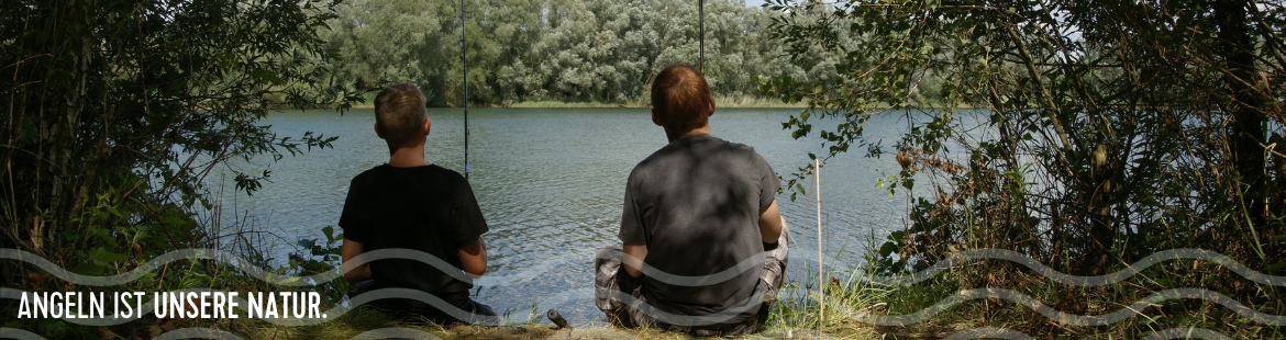 Zwei Kinder sitzen angelnd am Gewässer