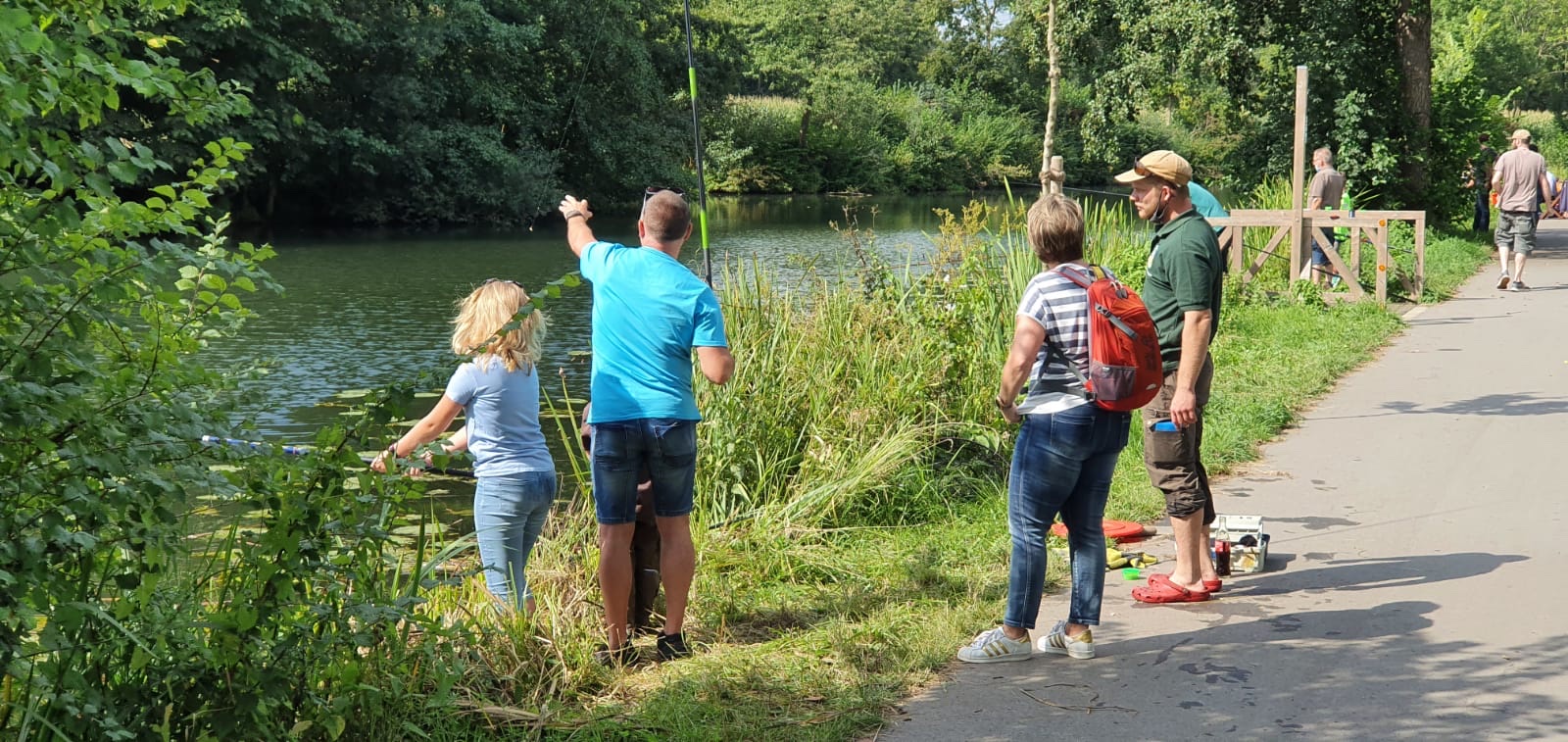 Mehrere Personen angeln