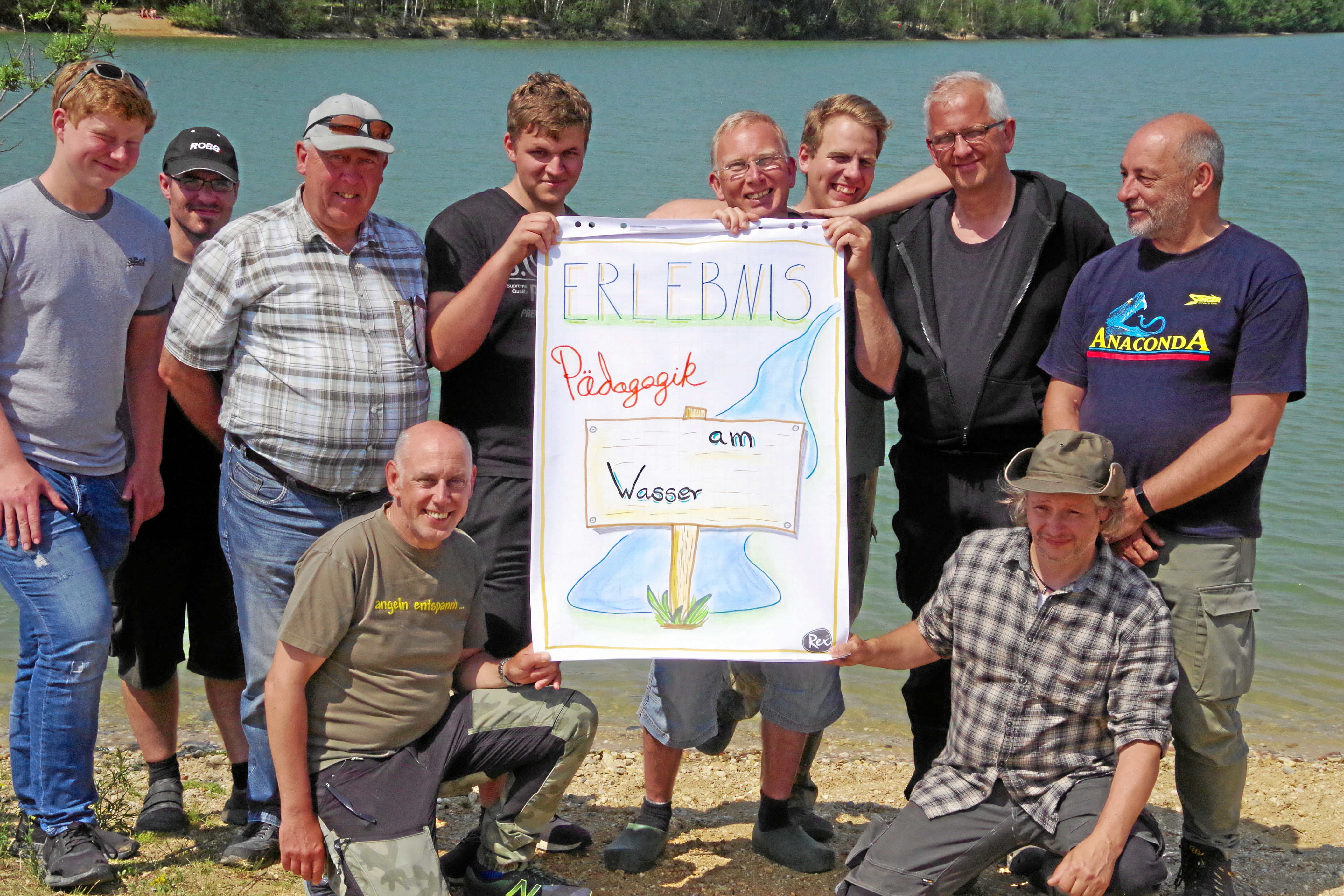 Eine Gruppe von Personen am Seeufer